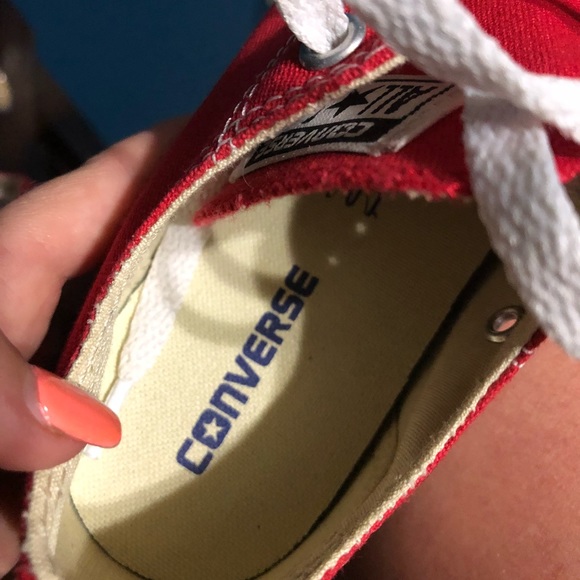 Red converse - Picture 2 of 4